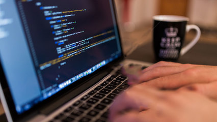 1024程序員節 | 安徽新華電腦專修學院 軟件與網絡技術的創新開發之路